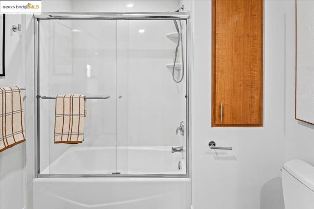 438 W Grand Ave, Oakland CA: https://media.crmls.org/mediaz/a4fd71b6-088d-415f-bb69-2e9b4d604300.jpg