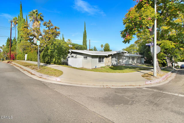 Detail Gallery Image 2 of 20 For 23623 Ladrillo St, Woodland Hills,  CA 91367 - 4 Beds | 3 Baths