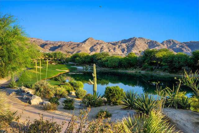 137 Kiva Drive Drive, Palm Desert CA: https://media.crmls.org/mediaz/a4fe9025-0486-4606-b9c6-2b3707c97a57.jpg