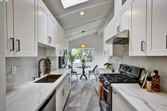 33039 Palmetto Dr, Union City CA: https://media.crmls.org/mediaz/a4fef1c0-7722-4a17-aa79-ad13dec87ff7.jpg