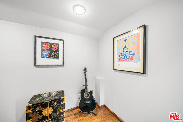 4963 Haskell Avenue, Encino CA: https://media.crmls.org/mediaz/a4ff3497-d39b-4ff4-b194-fc20a7607e02.jpg