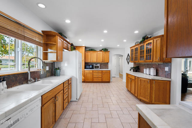 Detail Gallery Image 11 of 45 For 1036 Stanford Dr, Simi Valley,  CA 93065 - 5 Beds | 2/1 Baths