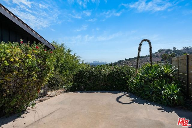 5961 Wrightcrest Drive, Culver City CA: https://media.crmls.org/mediaz/a4ffceff-6831-4db9-93d4-9fed57c1a611.jpg
