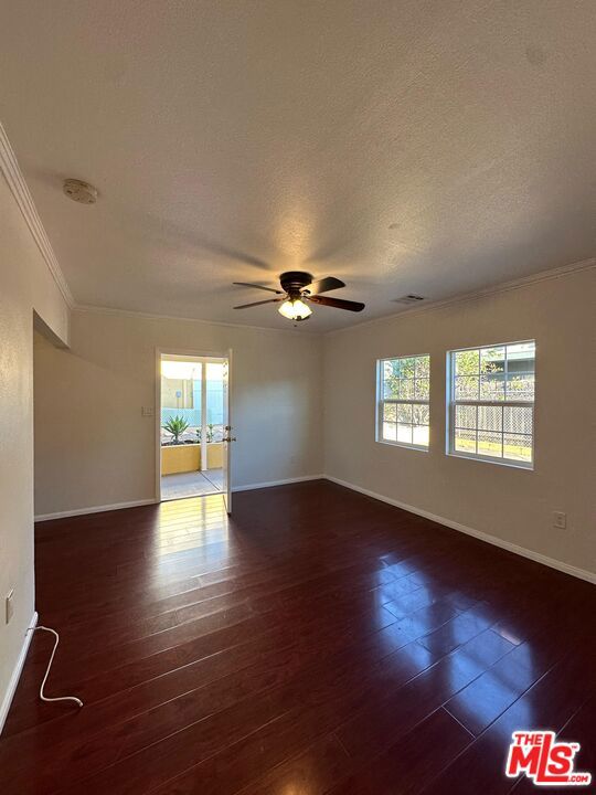 10429 Oro Vista Avenue, Sunland CA: https://media.crmls.org/mediaz/a500a26b-7e88-4ec1-83d0-e19888c5abc2.jpg