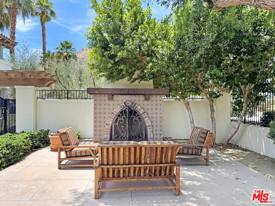 https://media.crmls.org/mediaz/a500a60f-d94a-44f5-8108-3cbbd497c257.jpg?preset=X-Large