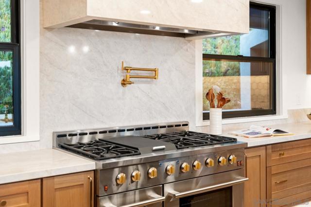 4911 Beaumont Dr, La Mesa CA: https://media.crmls.org/mediaz/a500f95a-772f-4bcc-b2ba-640bd165caf5.jpg