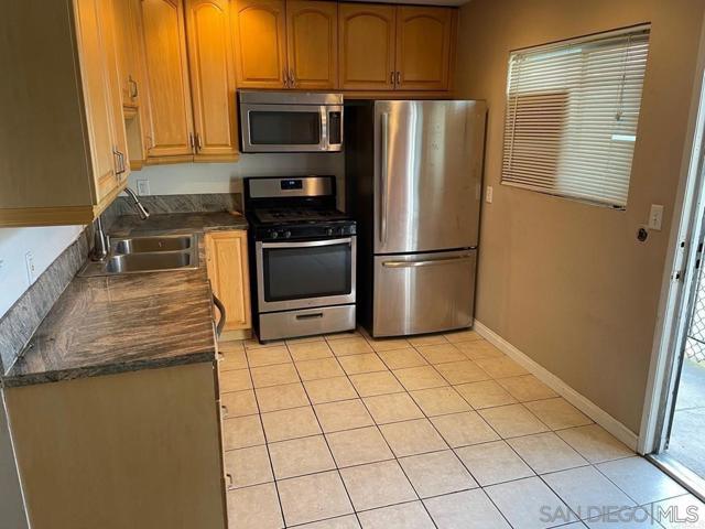 Image 11 of 15 For 4875 Cole St  69