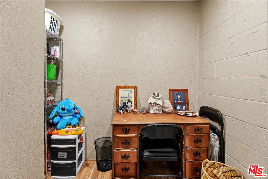 https://media.crmls.org/mediaz/a50215b7-a4fb-4cf2-aa94-cb60c16e8e19.jpg?preset=X-Large