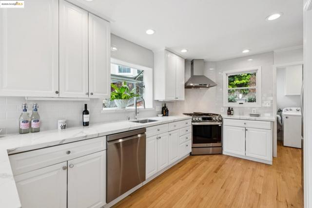 2250 Bywood Dr, Oakland CA: https://media.crmls.org/mediaz/a5021ae1-808a-43d8-b62d-8ae3dbb2287a.jpg