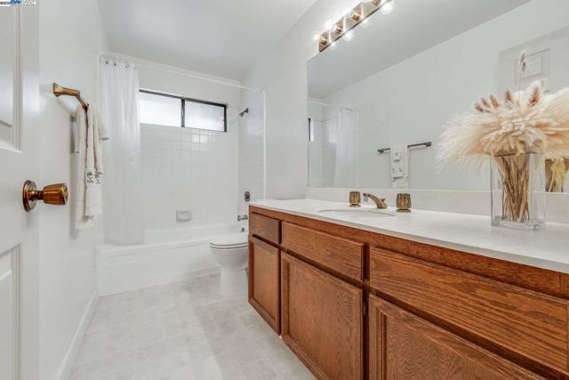 22135 Sevilla Rd, Hayward CA: https://media.crmls.org/mediaz/a5021c27-24ab-410f-9131-e8fc4da00e07.jpg