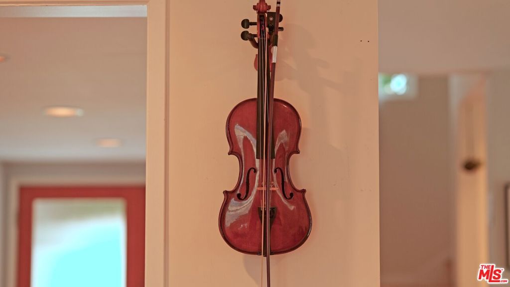 https://media.crmls.org/mediaz/a5031cfa-561d-415b-9fbf-866ccf6c48cb.jpg?preset=X-Large
