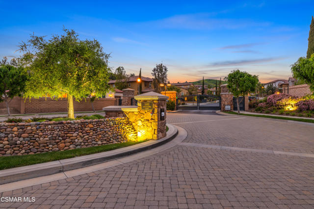 6923 Ridgemark Court, Moorpark CA: https://media.crmls.org/mediaz/a503773f-d672-4b1f-8070-1d0b8045c541.jpg