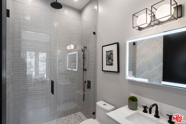 18057 Valley Vista Boulevard, Encino CA: https://media.crmls.org/mediaz/a5037a66-600a-47c0-a3d3-778c12b6e423.jpg