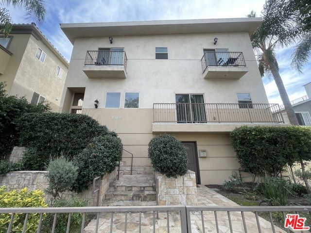 15024 Magnolia Boulevard, Sherman Oaks CA: https://media.crmls.org/mediaz/a5042b21-0902-4bf4-8425-6ae520576bf4.jpg