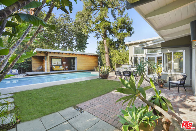 12815 Sarah Street, Studio City CA: https://media.crmls.org/mediaz/a504c736-4901-4f3c-b100-2181aee428f2.jpg