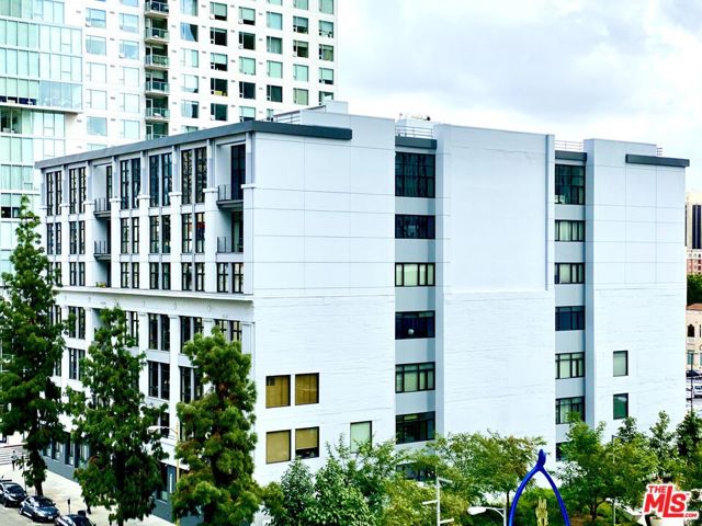 330 W 11th Street, Los Angeles CA: https://media.crmls.org/mediaz/a505602c-c1f3-40c2-8128-1d20e5b55f78.jpg
