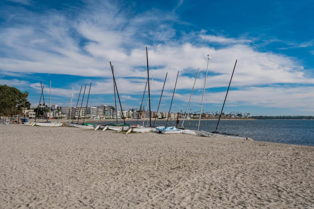 https://media.crmls.org/mediaz/a5060100-24e1-4e93-8ea9-c6d58dcc091f.jpg?preset=X-Large
