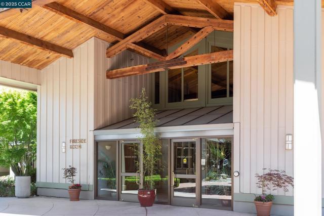1150 Canyonwood Court, Walnut Creek CA: https://media.crmls.org/mediaz/a5060fbf-ec90-474a-87b4-5753c7c47259.jpg