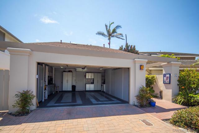 54 Half Moon Bend, Coronado CA: https://media.crmls.org/mediaz/a50692f5-5294-4fbc-b160-fbceca8f0a5f.jpg