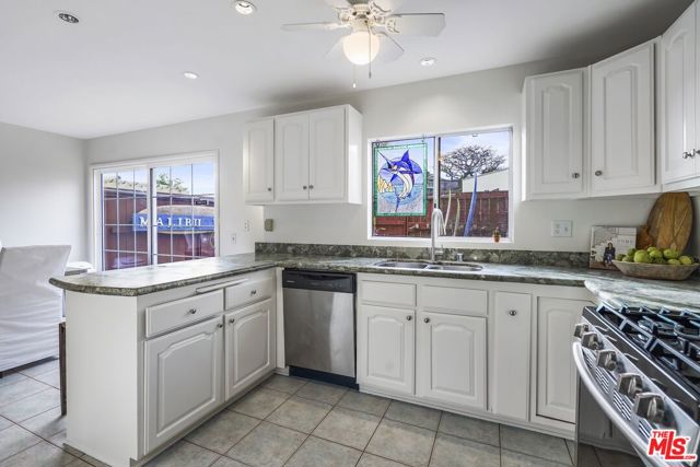 6216 Tapia Drive, Malibu CA: https://media.crmls.org/mediaz/a506bcb6-f763-4f35-bad8-e3412a786c24.jpg