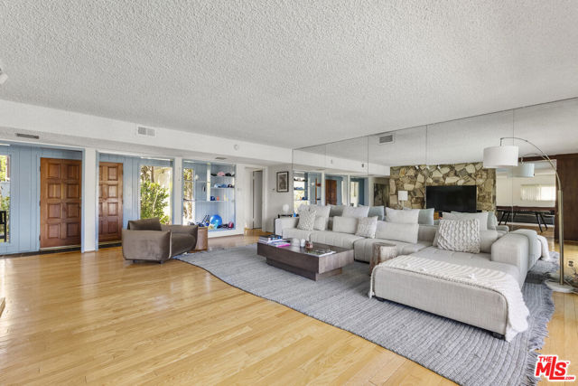 2252 Gloaming Way, Beverly Hills CA: https://media.crmls.org/mediaz/a5075b2e-d1cc-42f0-a117-ad01f0a4383d.jpg