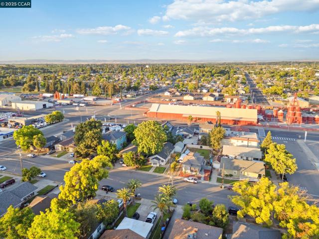 325 N 3rd Ave, Oakdale CA: https://media.crmls.org/mediaz/a5081269-7df2-45d3-8efc-4757c2fd7fb2.jpg