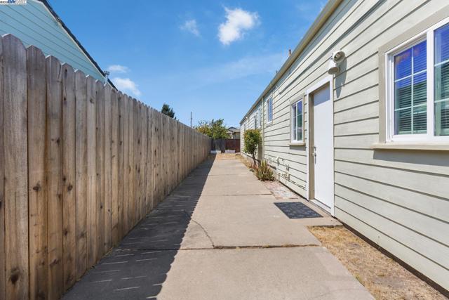 455 32nd St, Richmond CA: https://media.crmls.org/mediaz/a5094325-d623-4f0b-ae63-635f03e65cc3.jpg