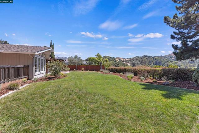 11 Breck Ct, Moraga CA: https://media.crmls.org/mediaz/a5095906-0045-4f38-9353-4aedca221945.jpg
