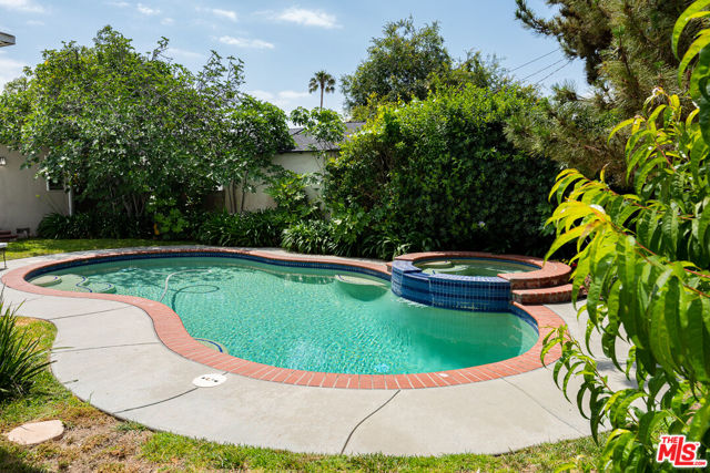 5831 BURNET Avenue photo 6