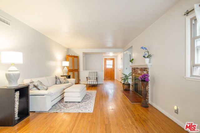10725 S 8th Avenue, Inglewood CA: https://media.crmls.org/mediaz/a50b4914-113d-4a2b-899a-0eae4758d110.jpg