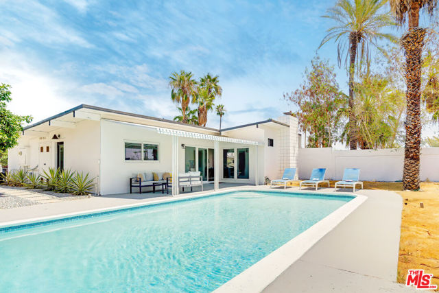 547 N Farrell Drive, Palm Springs CA: https://media.crmls.org/mediaz/a50b5da4-6431-44d0-9a5e-7b77df23d692.jpg