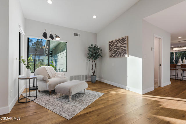568 Bristol Avenue, Simi Valley CA: https://media.crmls.org/mediaz/a50be57b-8cbf-4f18-86bd-aab9eaa4130b.jpg