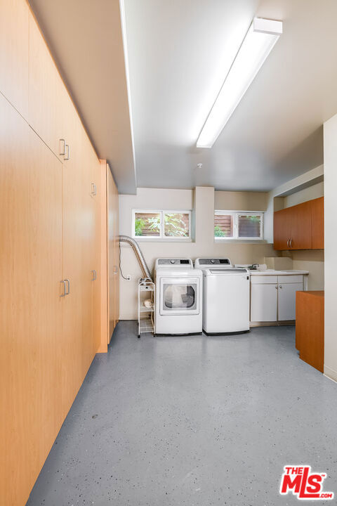 4125 W Hood Avenue, Burbank CA: https://media.crmls.org/mediaz/a50c47db-4b6f-4c38-9fe6-26e2fdbb8d58.jpg
