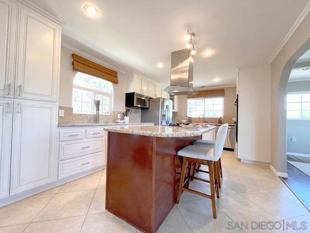 4275 Crestview, La Mesa CA: https://media.crmls.org/mediaz/a50ce71e-4e3c-485c-9859-3437af3afb84.jpg