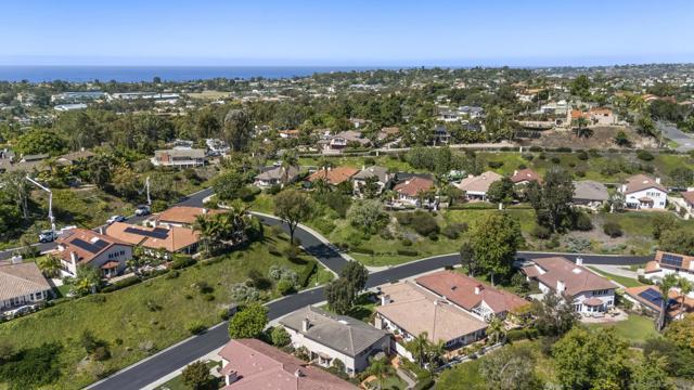 1240 Ladera Linda, Del Mar CA: https://media.crmls.org/mediaz/a50d0d18-2f59-44df-902b-868396bb910e.jpg