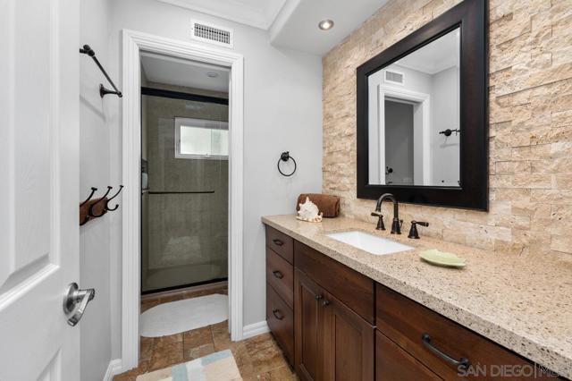 7521 Navigator Circle, Carlsbad CA: https://media.crmls.org/mediaz/a50d7568-1e60-4c70-adcb-95d0863644c0.jpg