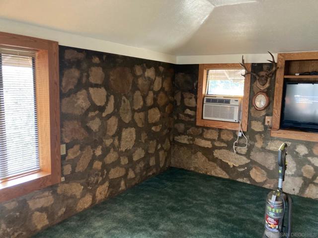 1639 Jewel Valley Rd, Boulevard CA: https://media.crmls.org/mediaz/a50dd184-d5dd-4ff4-a9b5-eab7004b1528.jpg