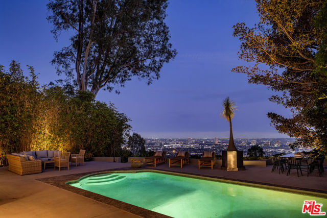 8540 Hedges Way, Los Angeles CA: https://media.crmls.org/mediaz/a50ebc49-e350-4f10-9e63-12d5714b4263.jpg
