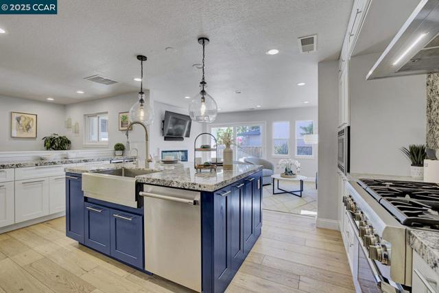 3958 W Las Positas Blvd, Pleasanton CA: https://media.crmls.org/mediaz/a50f2ece-1874-4196-b1a8-3c1926a9211a.jpg