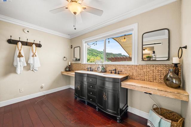 26928 Palomares Rd, Castro Valley CA: https://media.crmls.org/mediaz/a50ff2e4-241e-4267-9e52-75a1481a55a0.jpg