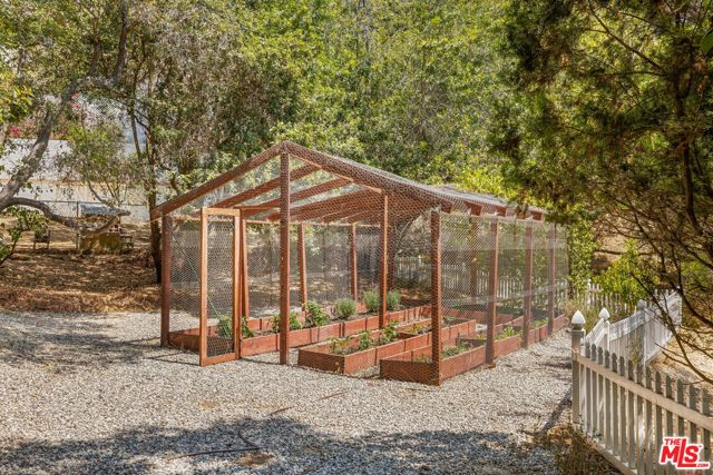 11349 Canton Drive, Studio City CA: https://media.crmls.org/mediaz/a5106bdf-a72f-4d85-8eb2-9adf222b8858.jpg