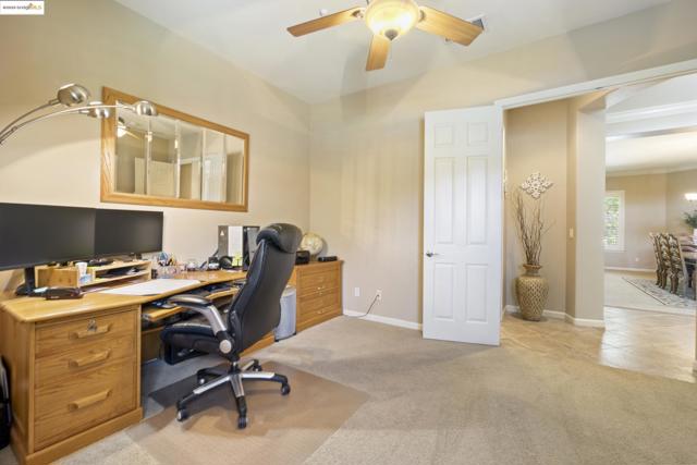 1117 Teal Ct, Brentwood CA: https://media.crmls.org/mediaz/a5107532-2f49-4f2e-b9c0-1923758f84a1.jpg