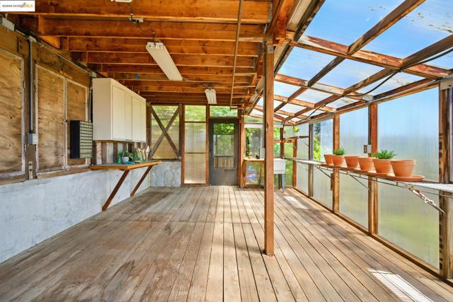 25 Holyrood Manor, Oakland CA: https://media.crmls.org/mediaz/a510fc3d-b94d-4c1c-b04c-7bfcf961a83f.jpg