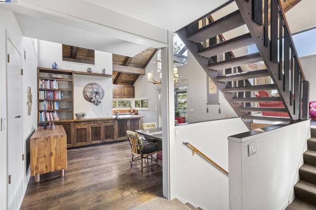 3 Abbott Way, Piedmont CA: https://media.crmls.org/mediaz/a511bbae-b2af-4e72-bef1-10b908bdc0f4.jpg