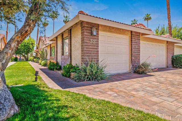 32 Presidio Place, Palm Desert CA: https://media.crmls.org/mediaz/a51203d9-6248-4881-afa2-06051f0f05b2.jpg