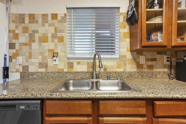 530 Calle Montecito, Oceanside CA: https://media.crmls.org/mediaz/a5128973-b514-43fe-a715-d13d2061fc98.jpg