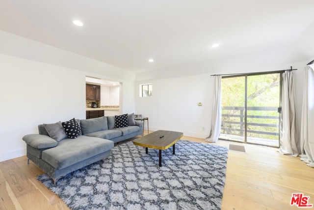 8581 Cole Crest Drive, Los Angeles CA: https://media.crmls.org/mediaz/a51326f7-420f-441f-bca3-6b5ab80d3101.jpg