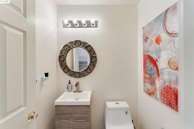 569 Primitivo Ct, Fairfield CA: https://media.crmls.org/mediaz/a5142a37-7e8c-4734-8728-52a7f19e5b1a.jpg