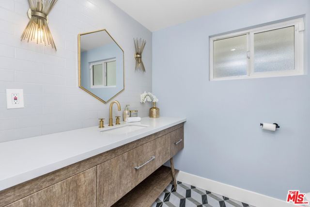 5200 Del Moreno Drive, Woodland Hills CA: https://media.crmls.org/mediaz/a5156068-fa71-4594-bc41-e4b395cbe9e1.jpg