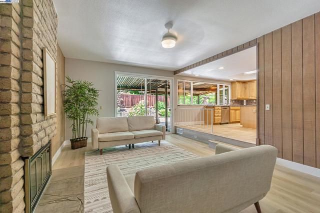 36 Barcelona Ct, Danville CA: https://media.crmls.org/mediaz/a51613d2-4c36-4ae5-98e7-761b9be6f282.jpg
